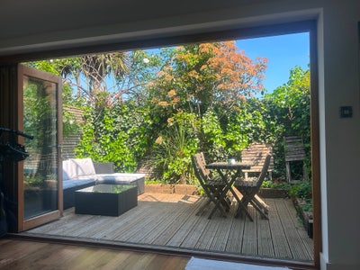 Bright spacious room in garden flat Main Photo