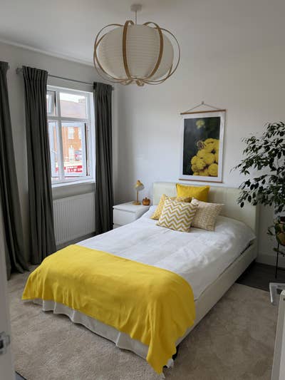 Bright double room - 3 minutes to station & shops  Main Photo