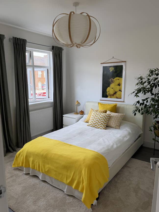 Bright double room - 3 minutes to station & shops  Main Photo