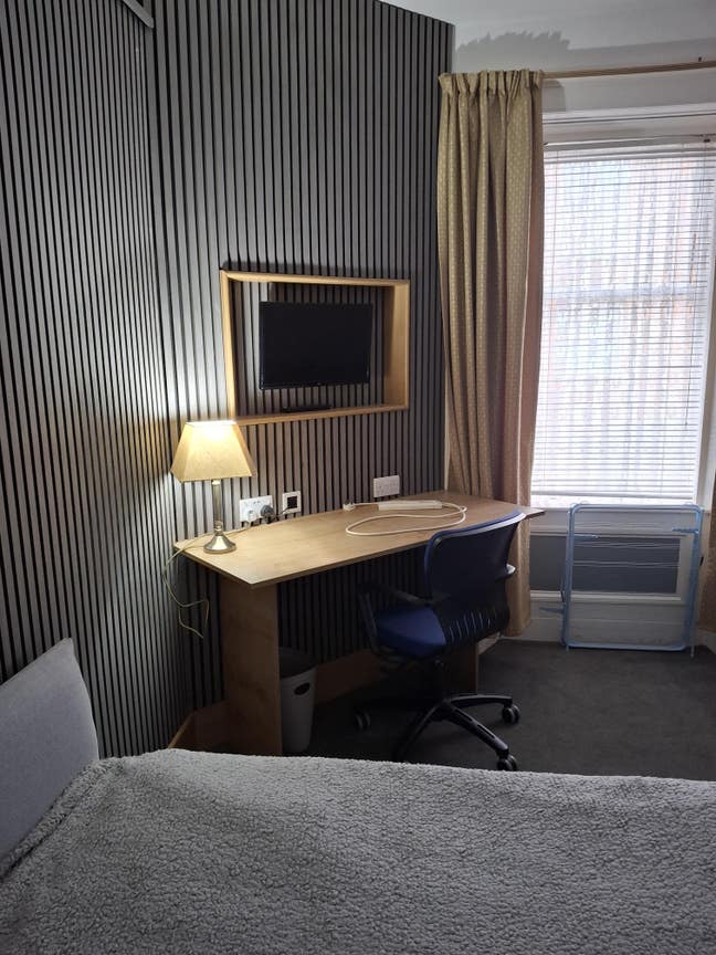 Large self catering guesthouse with parking. Main Photo