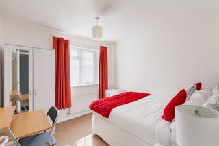 1x room available in a friendly professional house Main Photo
