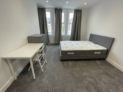 Bright Modern Double Room | NW2 Main Photo