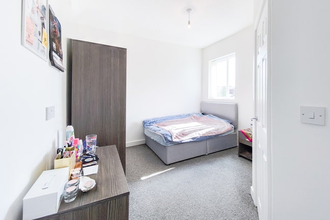 Double En-Suite Room w/ Excellent Transport Links Main Photo