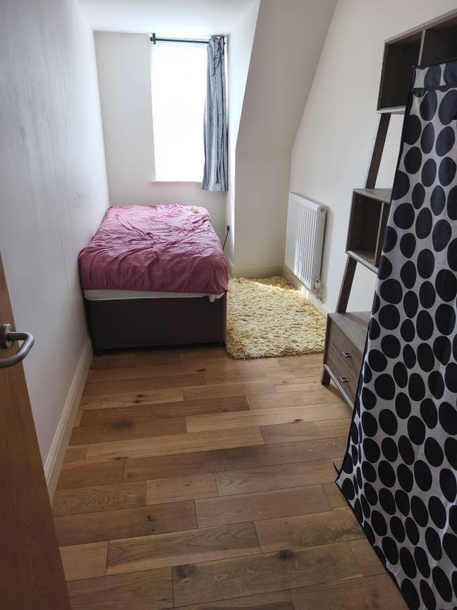 Quiet single room in 2 bed flat-for one female Main Photo
