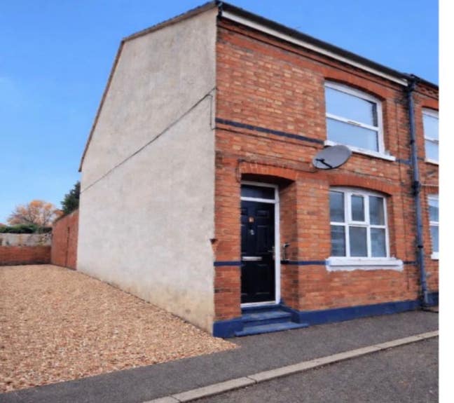 🏡 Spacious 4 Bed House | 2 Baths| LU3 Unfurnished Main Photo