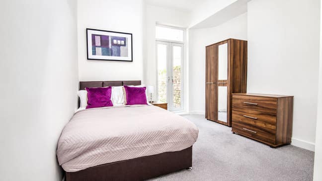 1 Double En Suite Double Room Available in L4! Main Photo