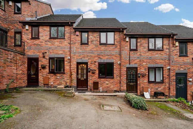 Middle size room | Parking & Garden | Macclesfield Main Photo