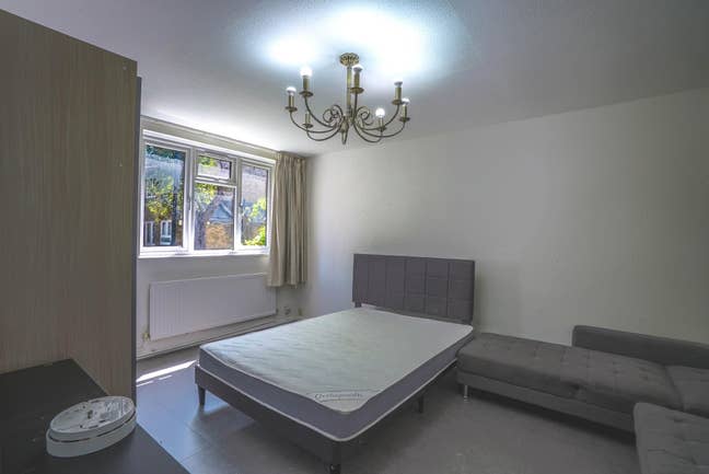 Stunning Double Bedroom Located in E6 Main Photo