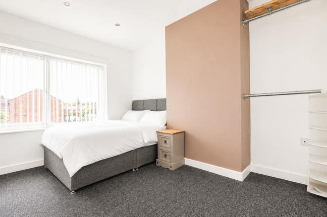 2 Double Rooms in a 5 Bed House  - L6 Area! Main Photo
