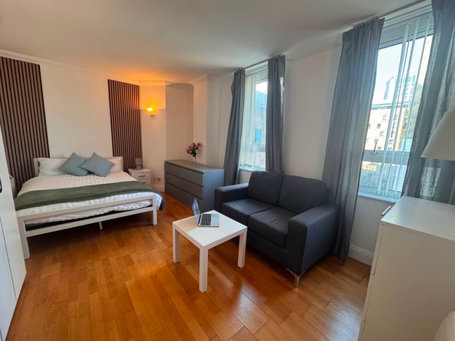 Cosy Ensuite/ MasterCanary wharf/Crossharbour Main Photo