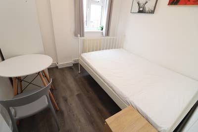 🏙️ Refurbished Room Available/Near Old Street Main Photo