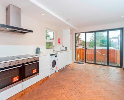 9-Bedroom End-Terrace House Main Photo