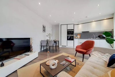 Spacious Room in Modern 2 Bed and 2 Bathroom Flat  Main Photo