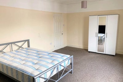 3 Bed Flat to rent Main Photo