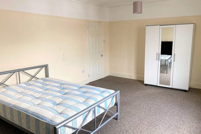 3 Bed Flat to rent Main Photo