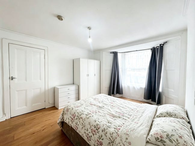 Spacious one-bedroom lower ground flat N7 Main Photo
