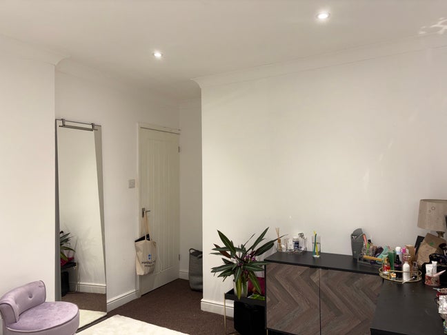 Double Room. Walking distance to Airport Main Photo
