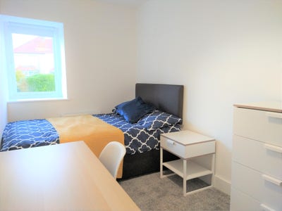 Ensuite Room Near Soundwell Park, Kingswood Main Photo