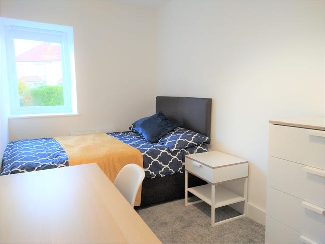 Ensuite Room Near Soundwell Park, Kingswood Main Photo