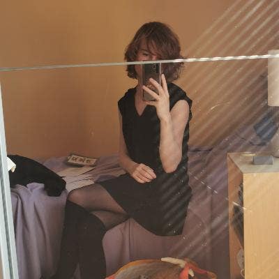 22F seeking a single or double room Main Photo