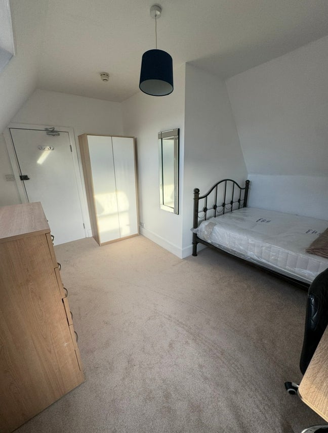 *Room to rent in ideal location* Main Photo
