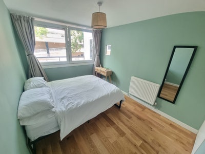 King-size room in renovated Islington home Main Photo