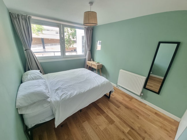 King-size room in renovated Islington home Main Photo