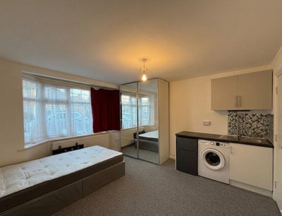 Furnished studio Flat to rent- Edgware (HA8) Main Photo