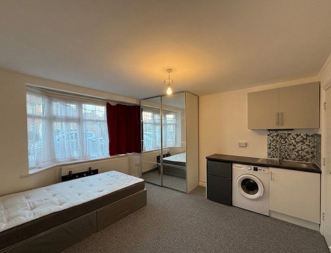 Furnished studio Flat to rent- Edgware (HA8) Main Photo