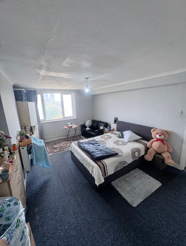 Bright and spacious double and single rooms.  Main Photo
