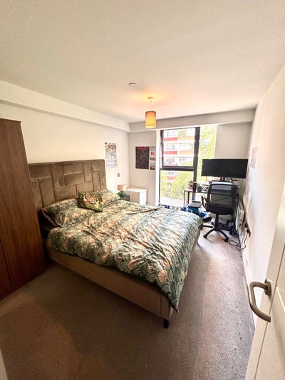 En-Suite Double Room in Modern Riverside Apartment Main Photo