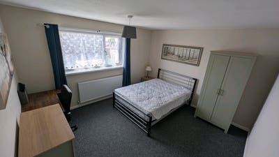 1 double and 1 single bedroom - no deposit Main Photo