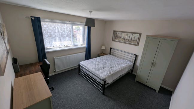 1 double and 1 single bedroom - no deposit Main Photo