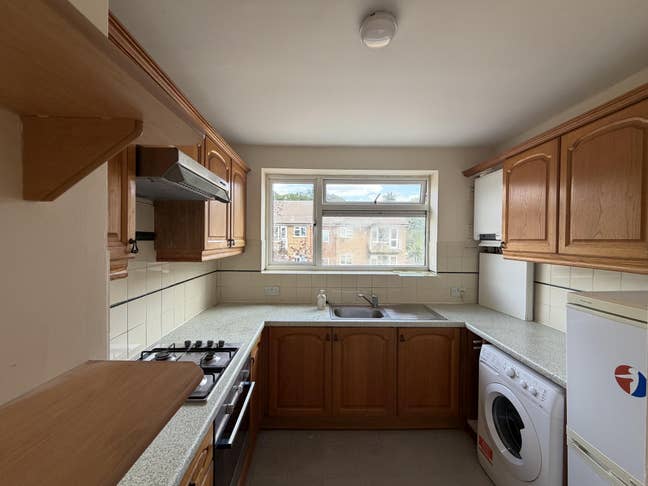 2 Bedroom Flat to Rent in Kingston upon Thames Main Photo