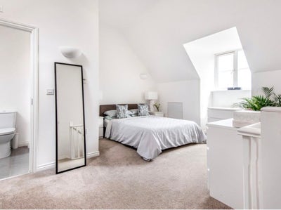 Spacious and private third floor room available Main Photo