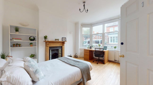 2 Bedrooms Left Student House Move in Now!!! Main Photo