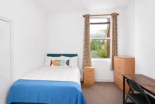 Perfect for Professionals – Quiet Room with Great  Main Photo