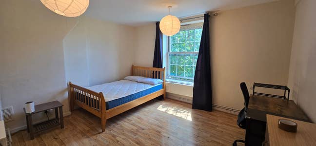 Spacious King-Size Room – 2 Minutes from Bethnal. Main Photo