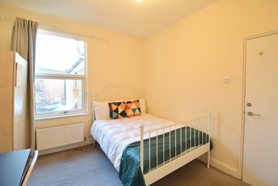 Friendly Housemates, Clean Home, Easy Travel Main Photo