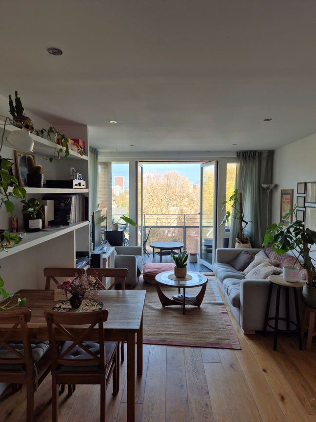 Spacious ensuite in a 2b 2b flat in Hackney Main Photo