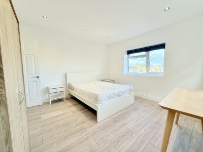 🏙️Stylish & Modern 2-Bed Flat | Heart of Barnet ✨ Main Photo