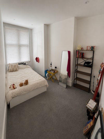 Beautiful Renovated Flat, large double room to let Main Photo
