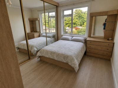 Double Room Available 4 min from Hainault St. Main Photo