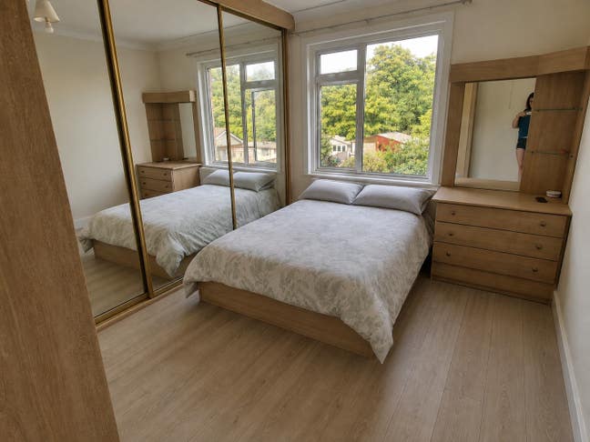 Double Room Available 4 min from Hainault St. Main Photo