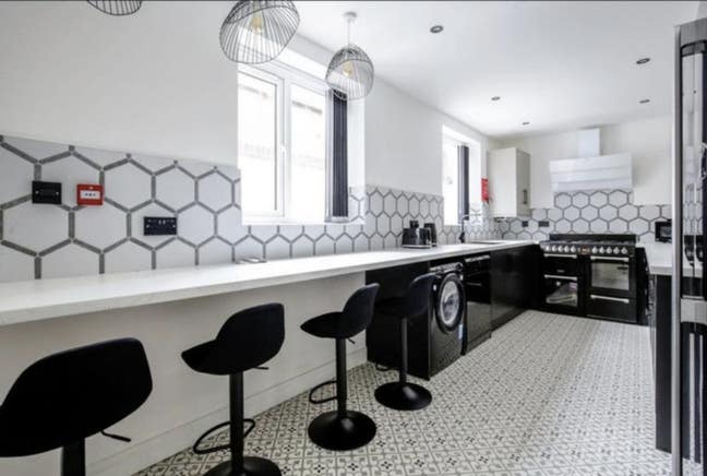 Room Available In Mondern Houseshare!  Main Photo