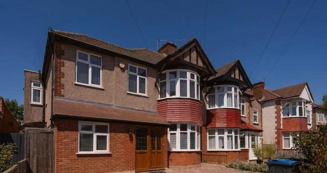 4 bedroom semi-detached house (recently refurbed) Main Photo