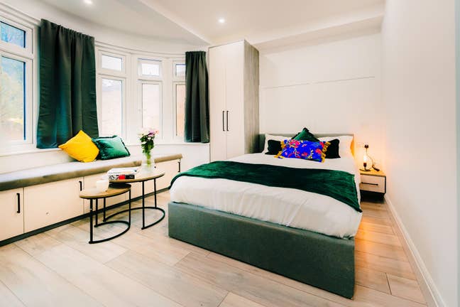 New ultra luxury 1 Bedroom flat & 5 Ensuite Rooms  Main Photo