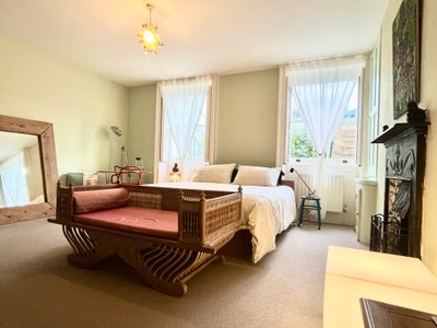 Large en-suite master bedroom off sea front Main Photo