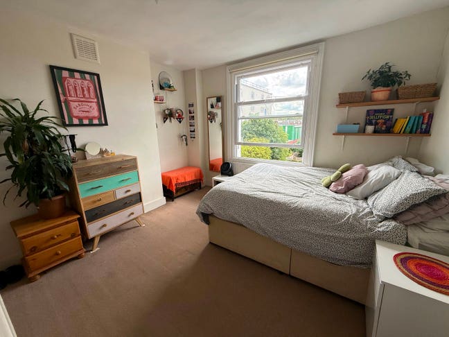 Bright double room in chill and friendly house Main Photo