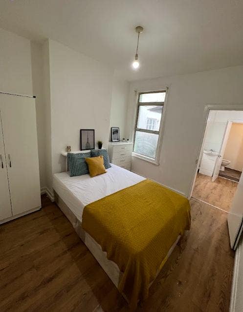 Double en-suite for 2 friends - 140&pound; pw per person Main Photo